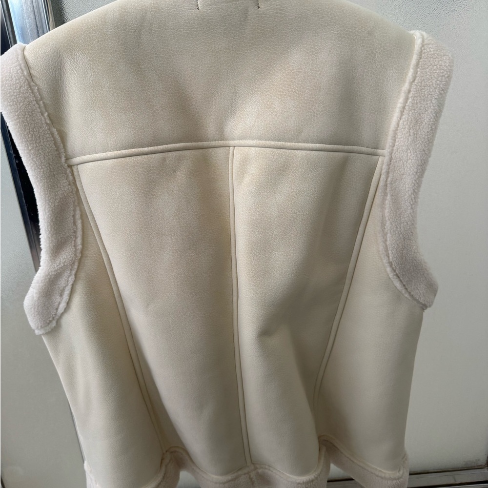 Forever 21 Women's faux shearling Vest NWT - Picture 4 of 5